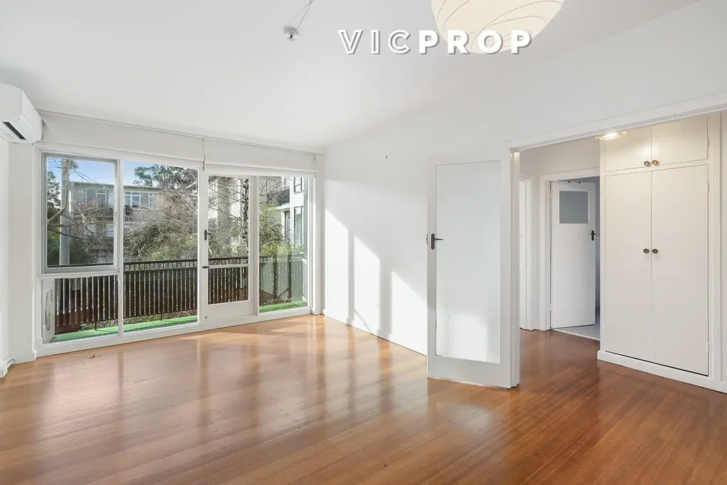LARGE ONE BEDROOM APARTMENT WITH SECURE UNDERCOVER CAR PARK