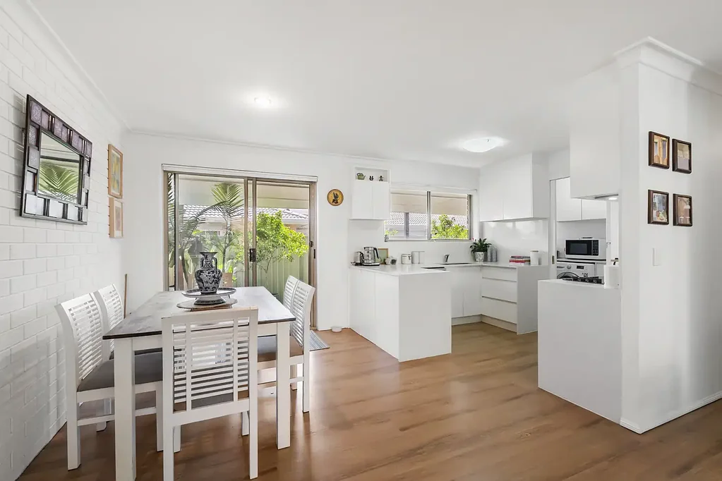 Kingscliff 2房  Renovated Single Level Living Moments from Beach & Cafes