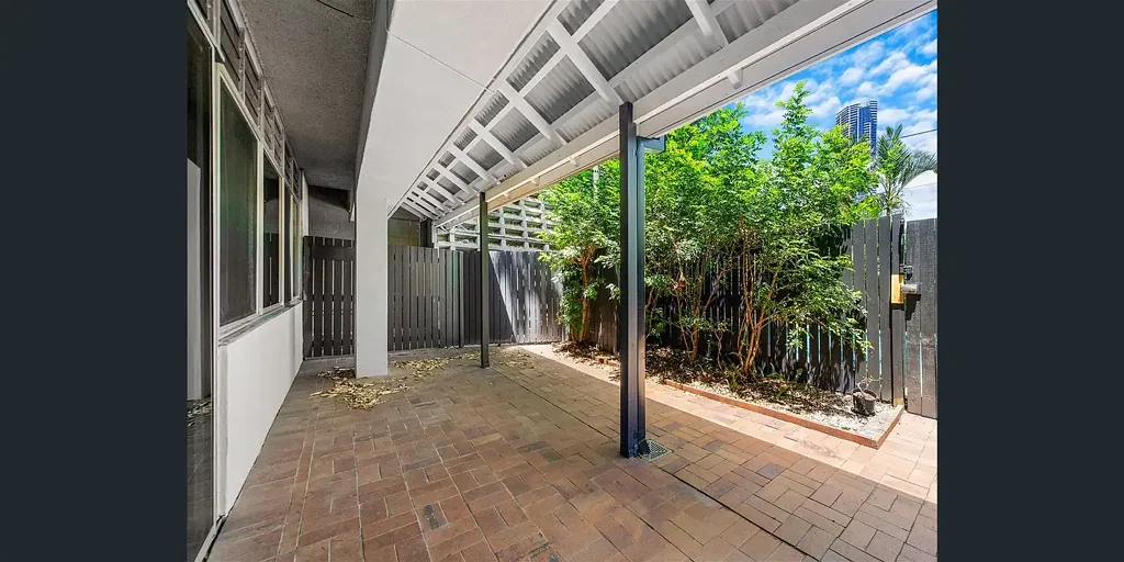 Spacious Refurbished Ground-Floor Apartment with Huge Courtyard & Pool Access - Prime Inner-City Location!