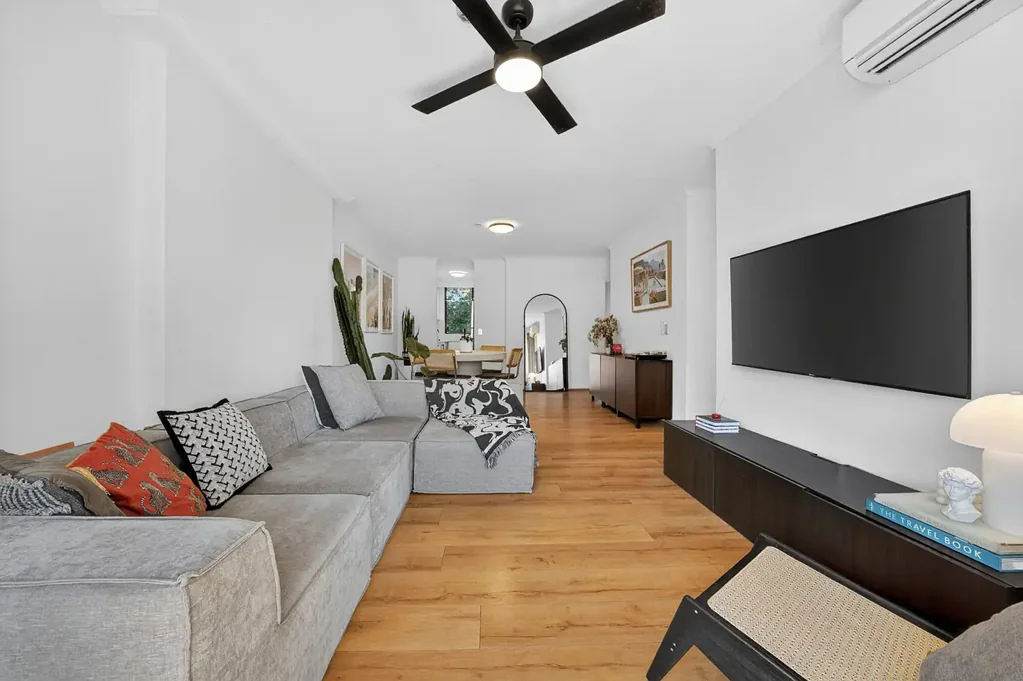Well presented city edge home close to Hyde Park.