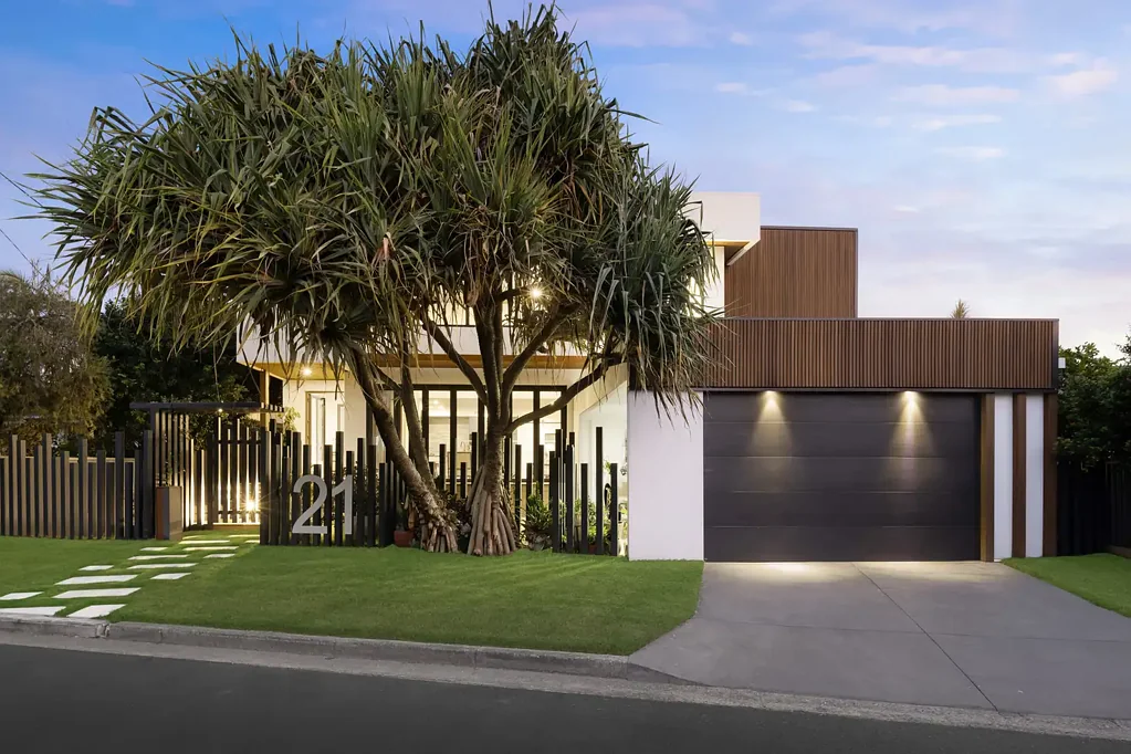 Broadbeach Waters 5Zimmer Sleek Statement of Contemporary Style and Custom Luxury