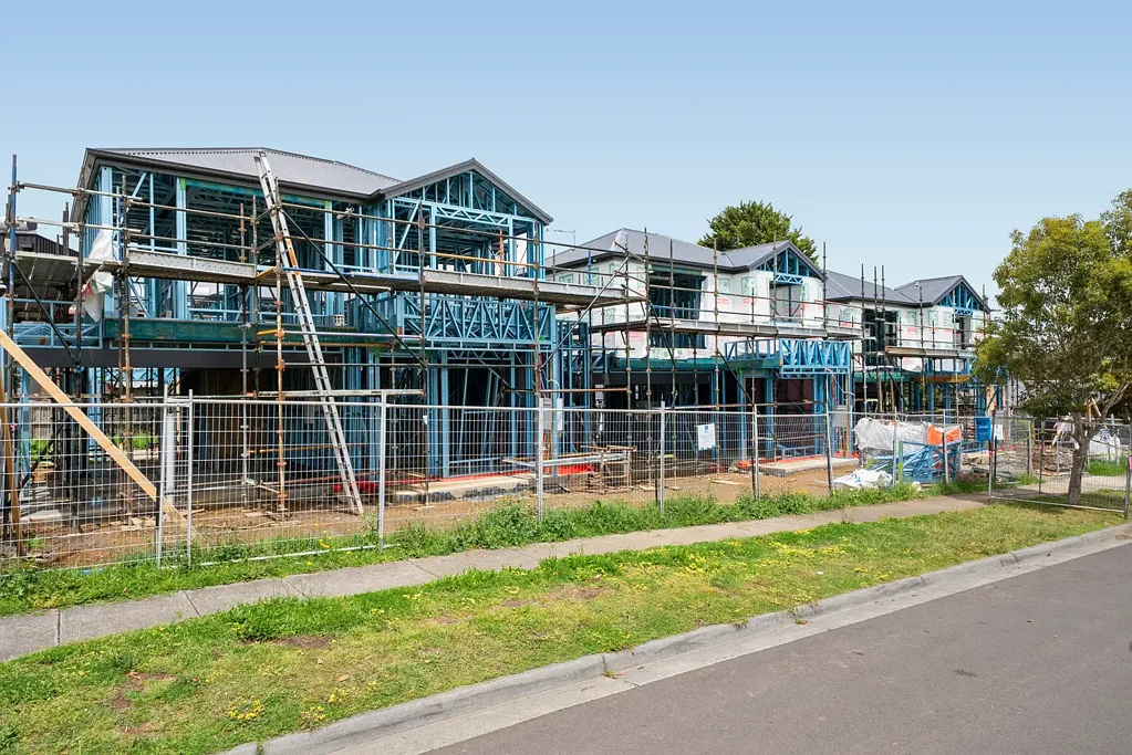 Ferntree Gully 4房 转角地块 4套联排 4卧套间 双车库 靠近学校商圈 东连接通勤 Ready-to-Build Townhouse Opportunity in a Sought-After Lifestyle Location