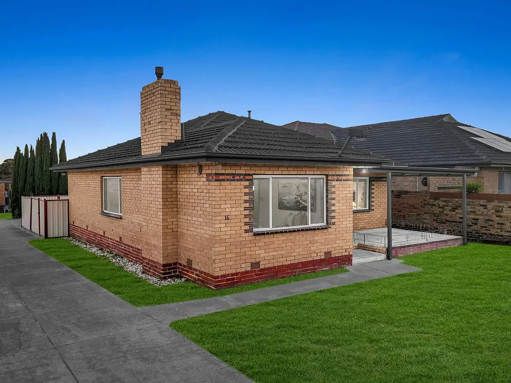 Noble Park 3બેડરૂમ Charming 3-Bedroom Home with Sunroom, Private Backyard & No Owners Corporation Fees! Only 2 on the Block.