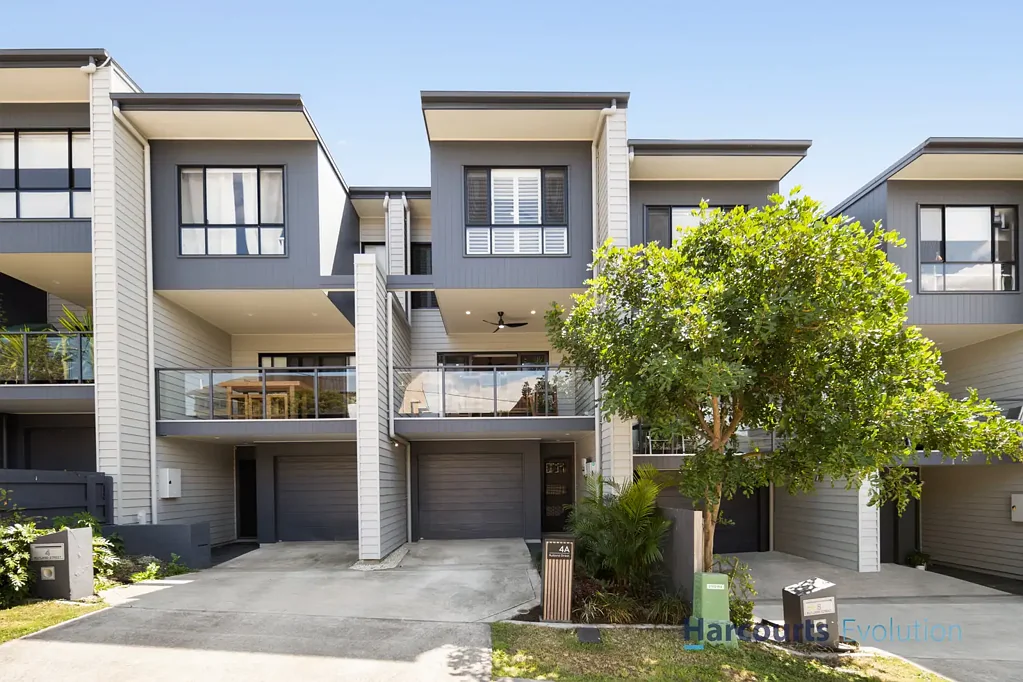 Coorparoo 3침실 Rare Freehold Luxury Townhouse in Highly Desirable Coorparoo Location
