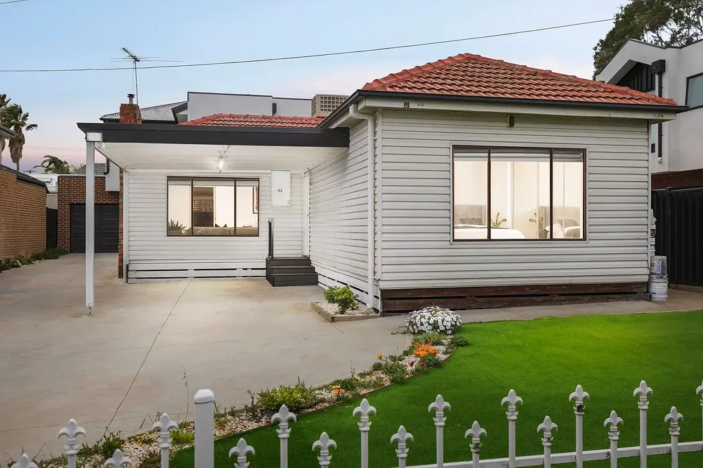 Glenroy 3房 经典雪松木外观 独立产权无公维 光线充足开放式空间 宽敞木地板 现代石材厨房 三卧带镜柜 双设计师卫浴 户外易打理景观 步行至公园学校交通 Timeless Charm Reimagined for Modern Living