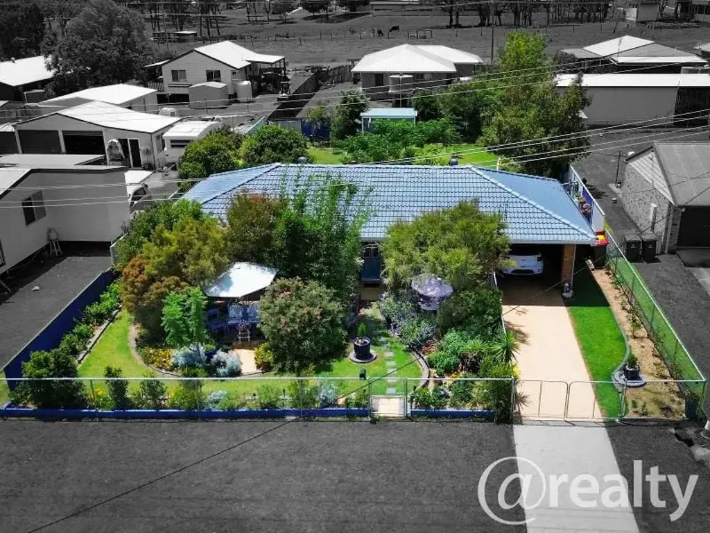 Nanango 3房 宁静整洁社区 私密空间花园 多个户外休息区 带车位车库 低维护家居 四间空调 户外生活亮点 成熟花园果树 饮用水收集箱 双倍花园棚屋 安全宁静社区 Solid, Safe, & Full of Charm – A Lovely Home in a Quiet Street