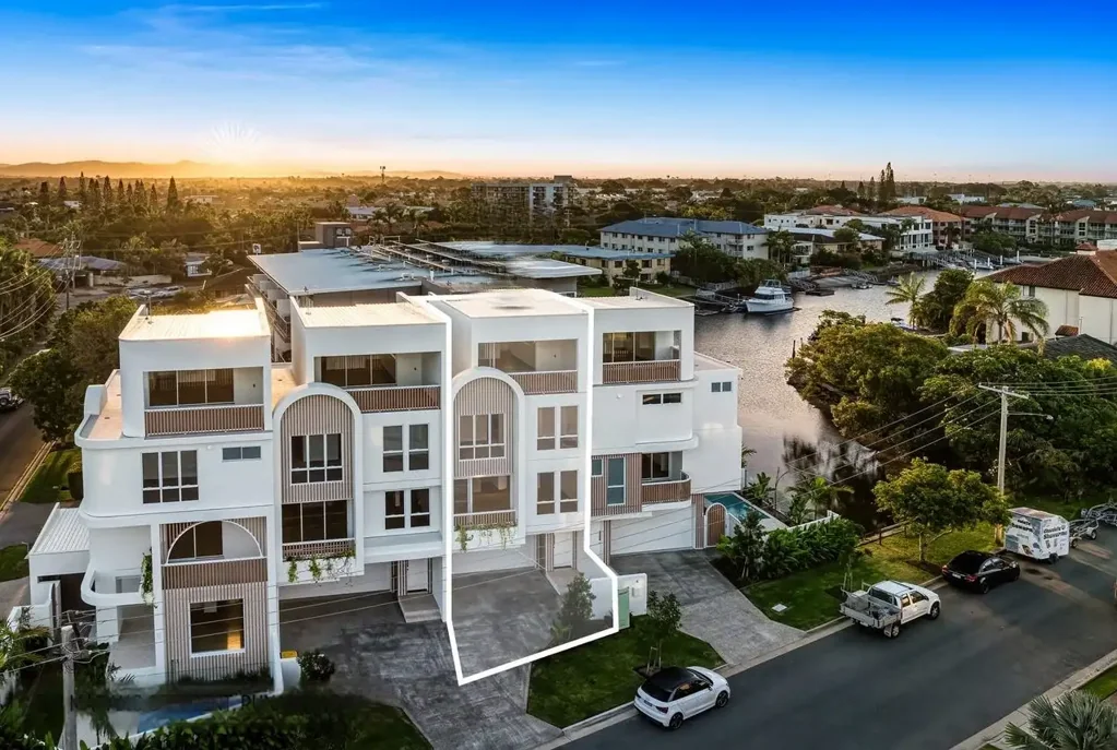 Runaway Bay 3Phòng ngủ Architectural Waterfront Excellence | Rooftop Entertainer in Prime Runaway Bay