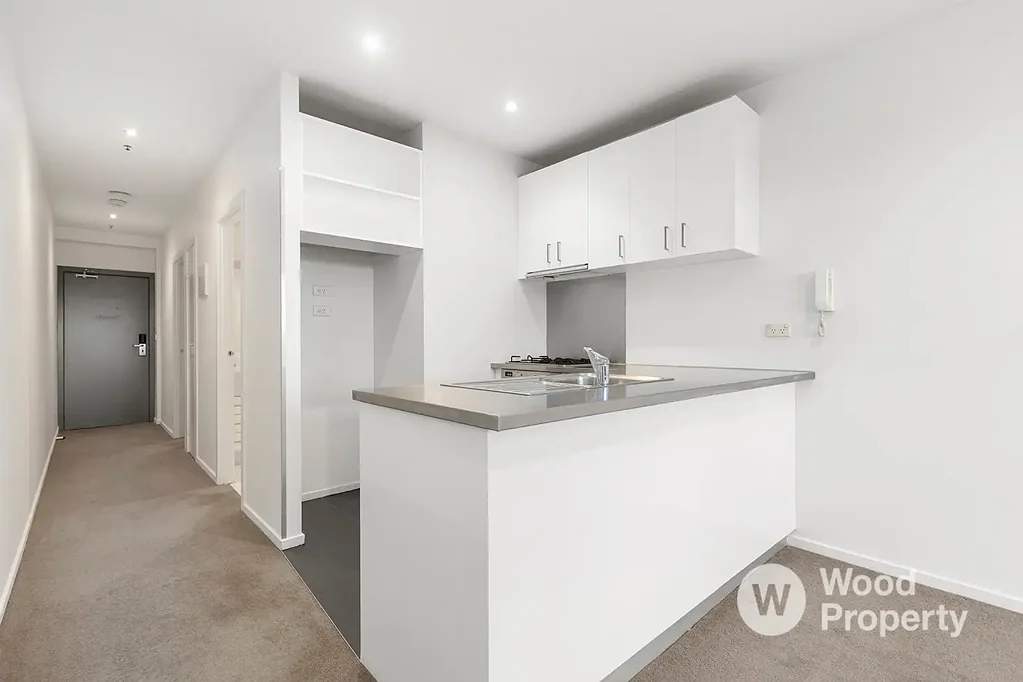 Spacious, Sun-Filled Apartment Opposite Albert Park
