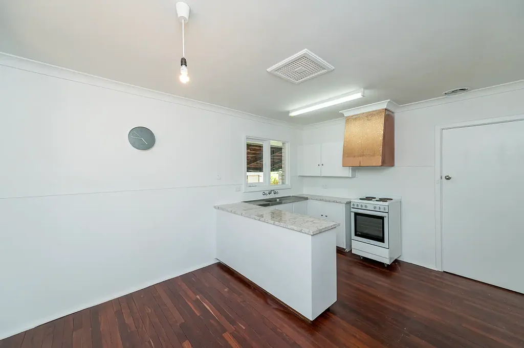 FAMILY HOME WITH SPACIOUS WORKSHOP!