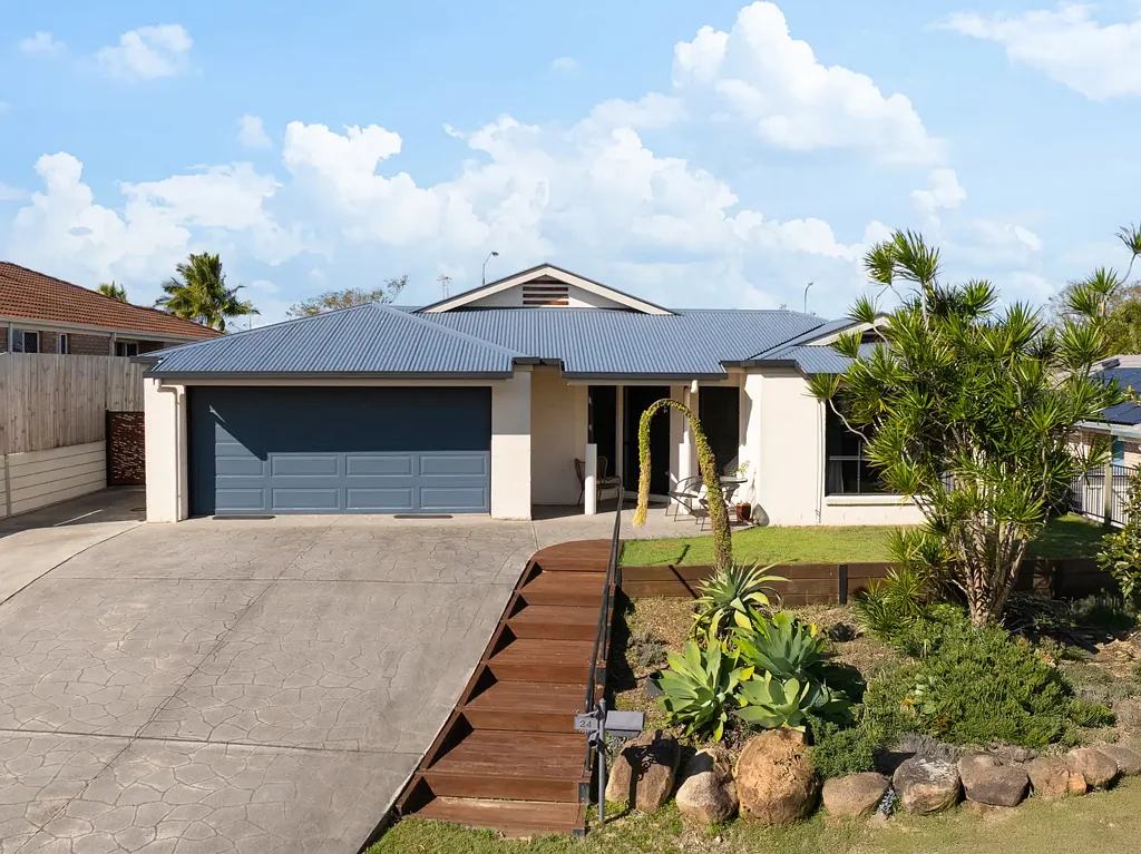Mango Hill 4 Bedroom Generous 726m2 block, side access, ducted air, solar and over 325m2 of living space!