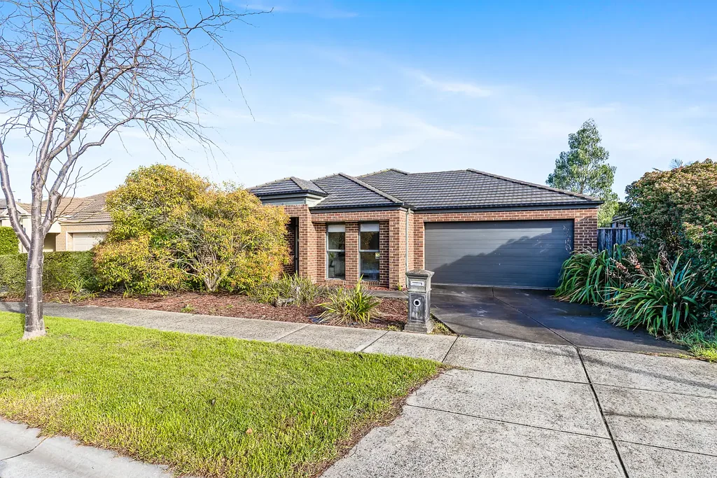 Spacious 4-Bedroom Family Home in Prestigious Berwick Chase - Act Fast!
