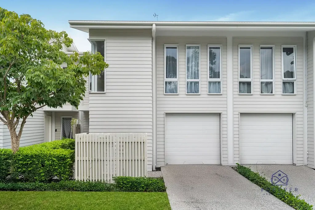 Pimpama 3غرفة نوم A stunning, contemporary townhouse in the highly sought-after Arbour Residences within The Heights Estate!