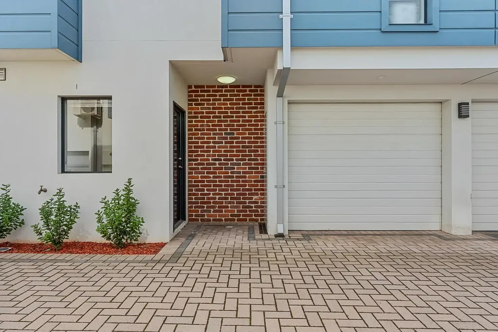 Midland 1 Slaapkamer Unique Complex, Low Maintenance Easy Living!!