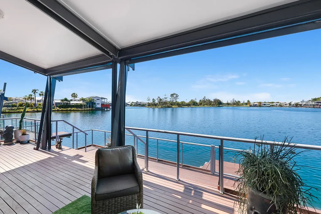Coombabah 3कमरा Waterfront, Free Standing, Single Level Stunner