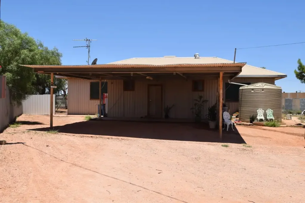 Coober Pedy 4 Bedroom Spacious four-bedroom family home with semi enclosed back veranda, double carport & large shed