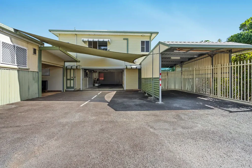 Tweed Heads South 3 Slaapkamer River View Home + Two Commercial Incomes | $66,000 plus Net to you - $2-2.1m