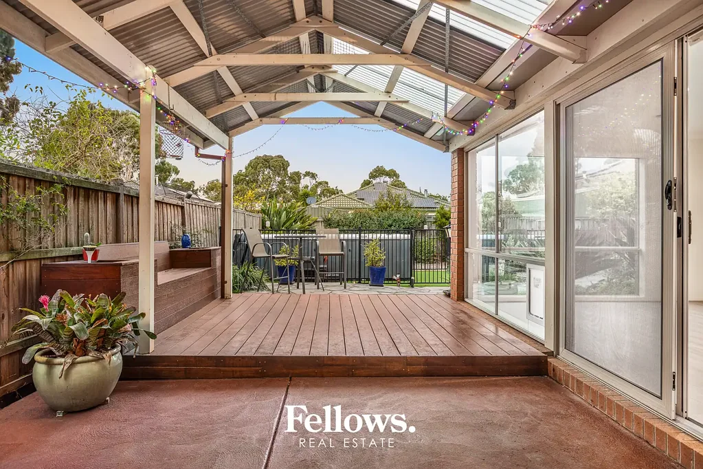 Narre Warren South 4房 宽敞690m²地块 精心打造 多个生活区 翻新浴室 优越户外空间 双车库 管道供暖 太阳能系统 NBN光纤 快速连接 理想朝北 优质学区 便捷交通 Space, Style & the Ultimate Family Lifestyle