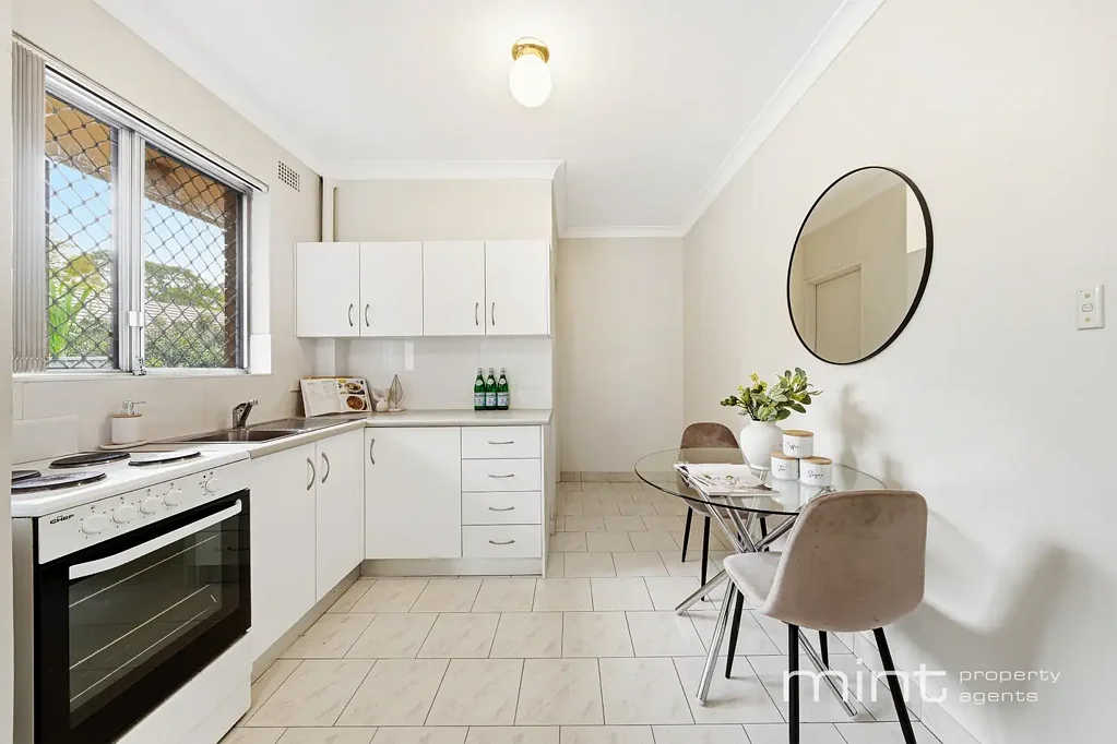 Campsie 2침실 Spacious Two-Bedroom Apartment in a Convenient Campsie Location