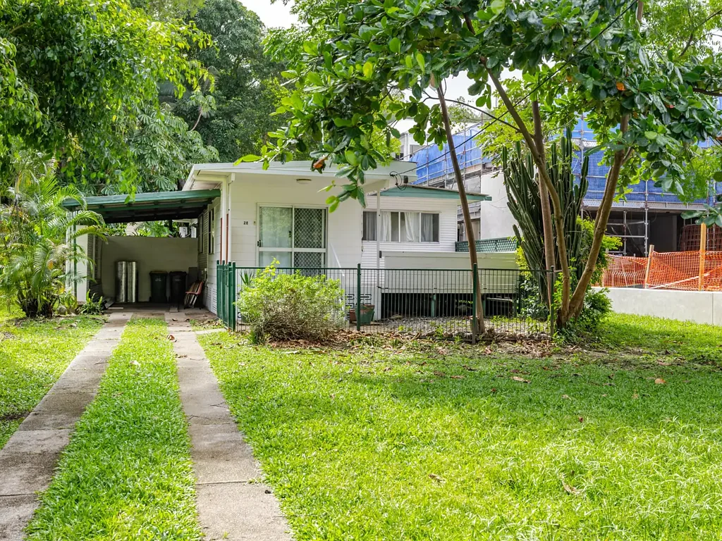 3 BEDROOM HOME IN THE CENTRE OF TOWN