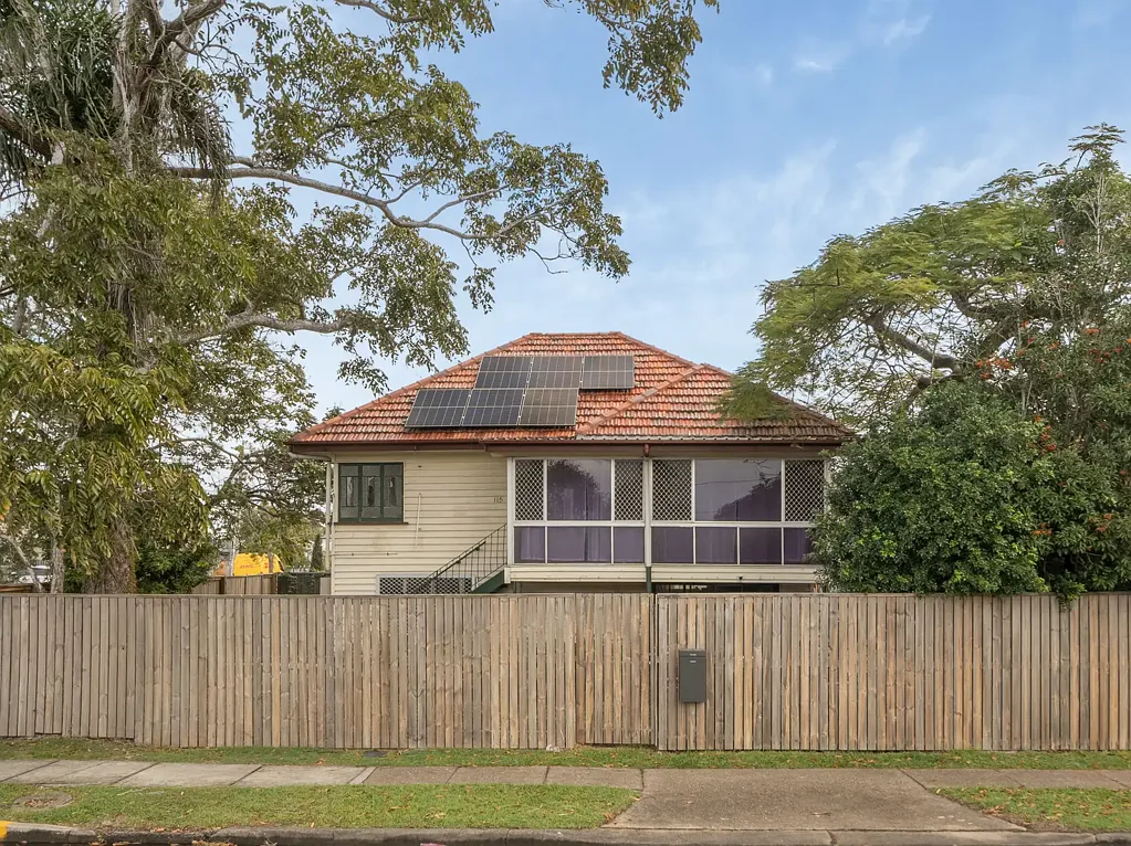 Deagon 2Phòng ngủ Classic High-Set Home with Endless Potential in a Prime Bayside Location