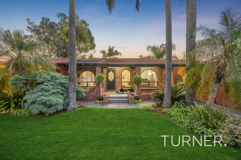 Athelstone 4房  Where Timeless Tradition Meets the Tropics!