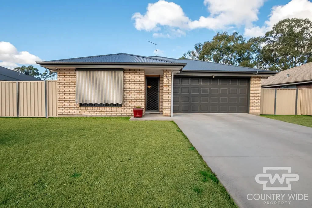 Glen Innes 3ਬੈੱਡਰੂਮ Six Year Old, Brick Home