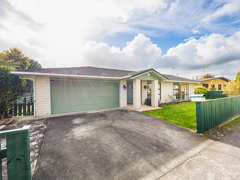 Feilding 4房  Spacious family home with private decks