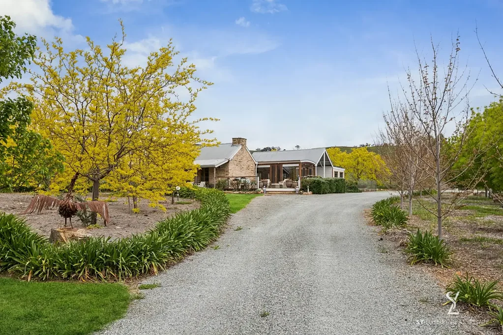 Mintaro 3બેડરૂમ Country Lifestyle Redefined | Architect-Designed Home with Pool & Spectacular Surrounds