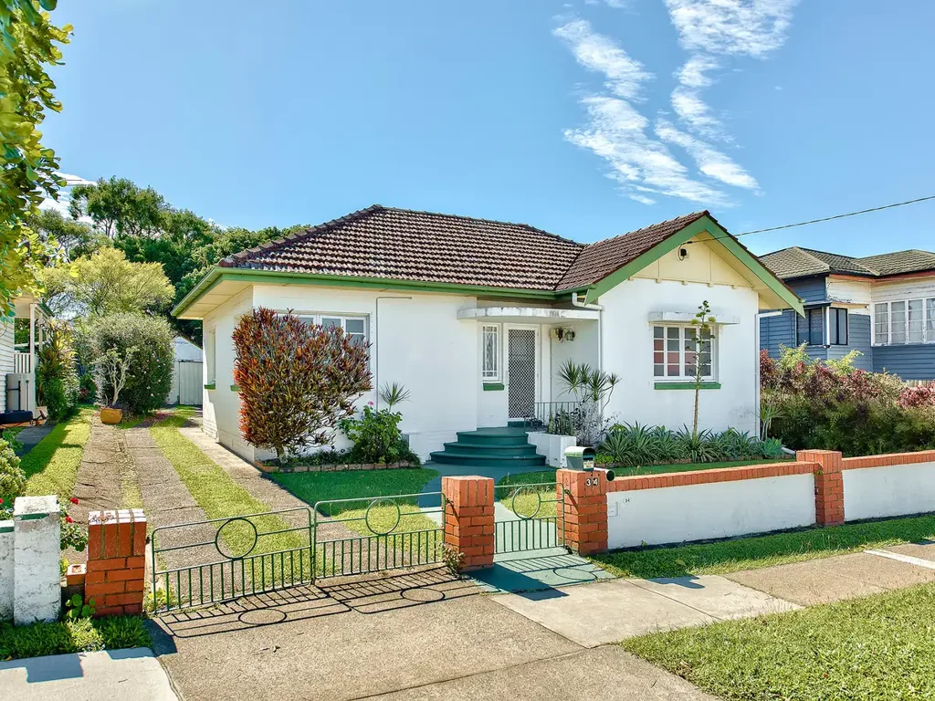 Kedron 2ห้องนอน FIRST TIME SALE SINCE 1982, CHARMING POST-WAR HOME WITH POTENTIAL!!