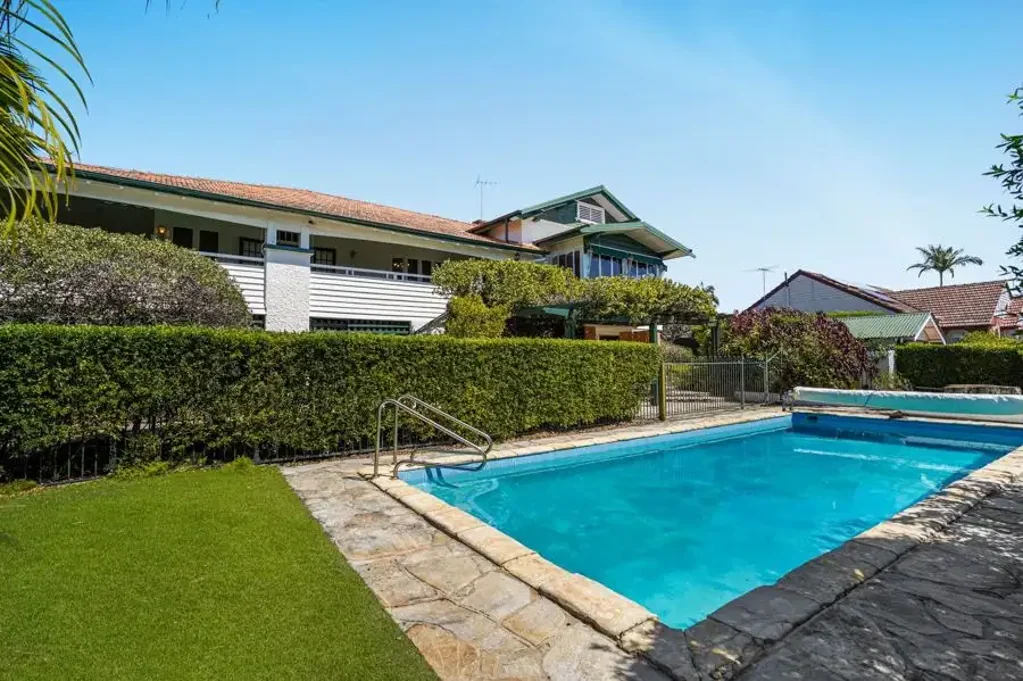 Coorparoo 4कमरा Landmark Family Home on 1,654sqm Corner Block