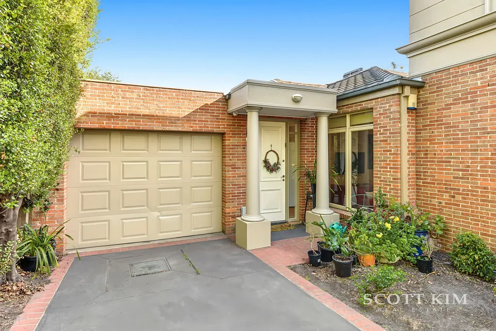 Carnegie 2Zimmer Renovated Single-Level Living with Year-Round Indoor-Outdoor Appeal
