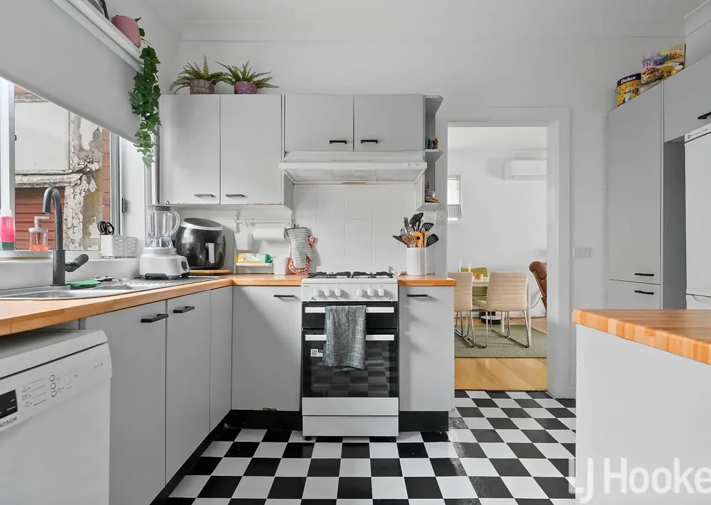 West Bathurst 3chambre Retro, Renovated and Ready for you