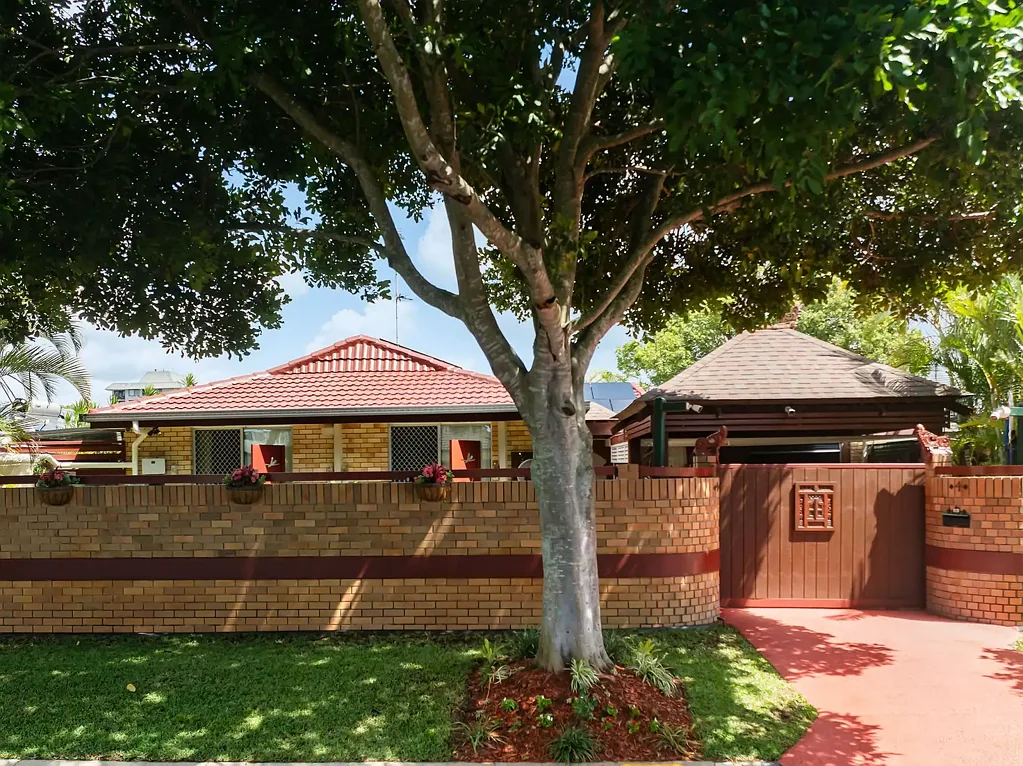 Clear Island Waters 3 Bedroom First Time Offered in 31 Years – Exceptional Outdoor Entertainer