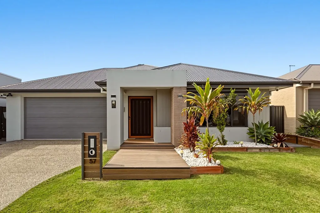 Burpengary East 4બેડરૂમ Modern Family Living with Poolside Entertaining in Burpengary East