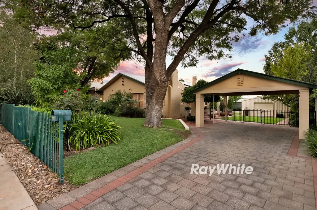 Mildura 3房  Character Home with Immaculate Gardens