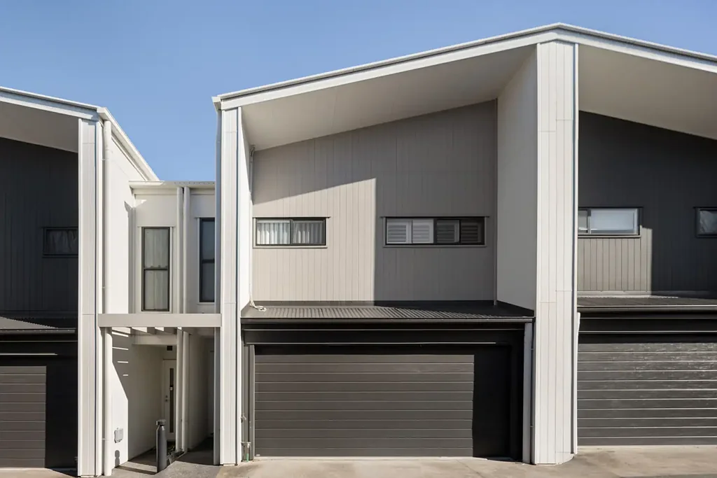 Bracken Ridge 4房 Bracken Ridge时尚联排 四卧主卧套房 现代厨房木地板 太阳能低维护 Contemporary Family Living with Premium Upgrades Throughout