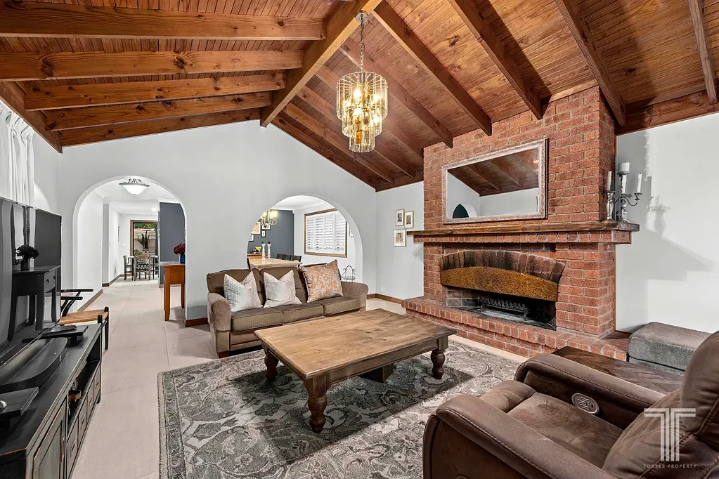 Carina Heights 5બેડરૂમ Tuscan Inspired Family Villa Hits the Market for the first Time