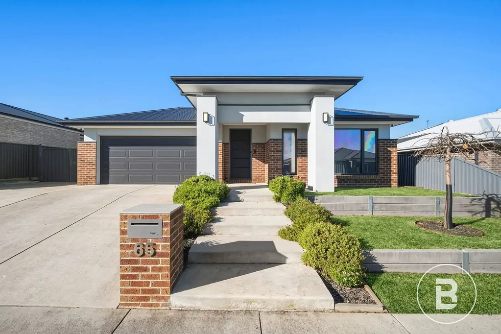 Alfredton 4房  SPACIOUS FAMILY ENTERTAINER WITH THREE LIVING ZONES IN A PREMIUM ALFREDTON LOCATION
