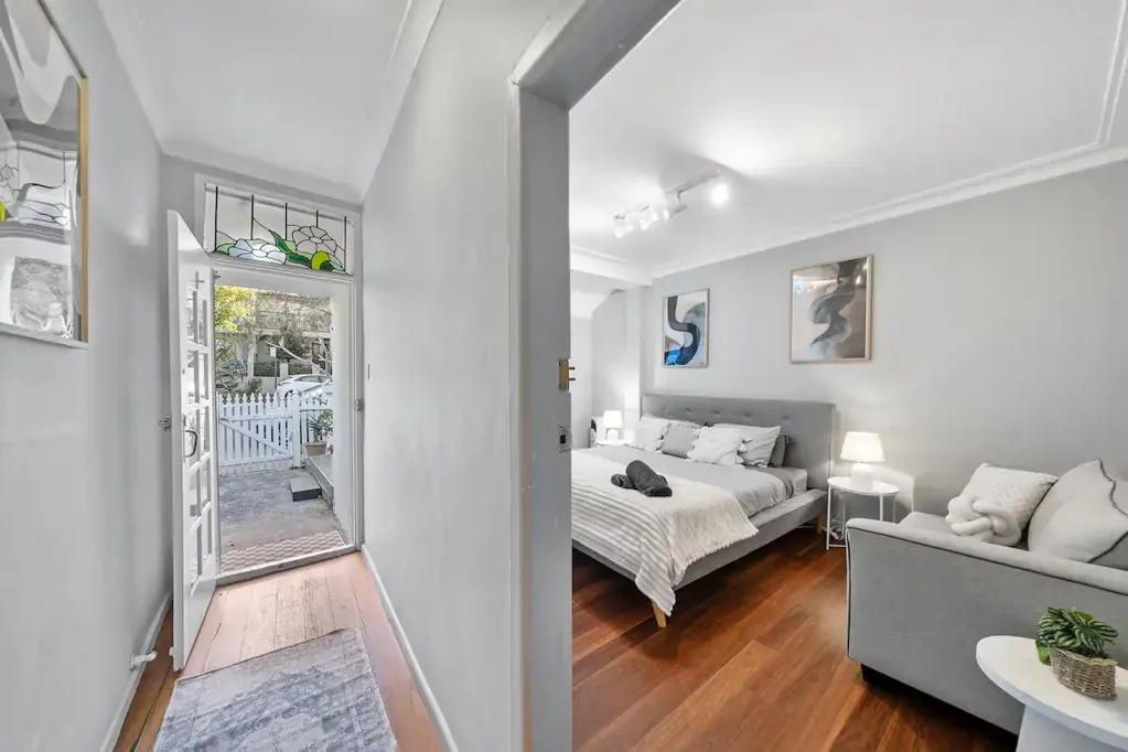 Beaconsfield 4ਬੈੱਡਰੂਮ 3BR Home + Studio With Private Laneway Entrance - Walk to Green Square & The Grounds