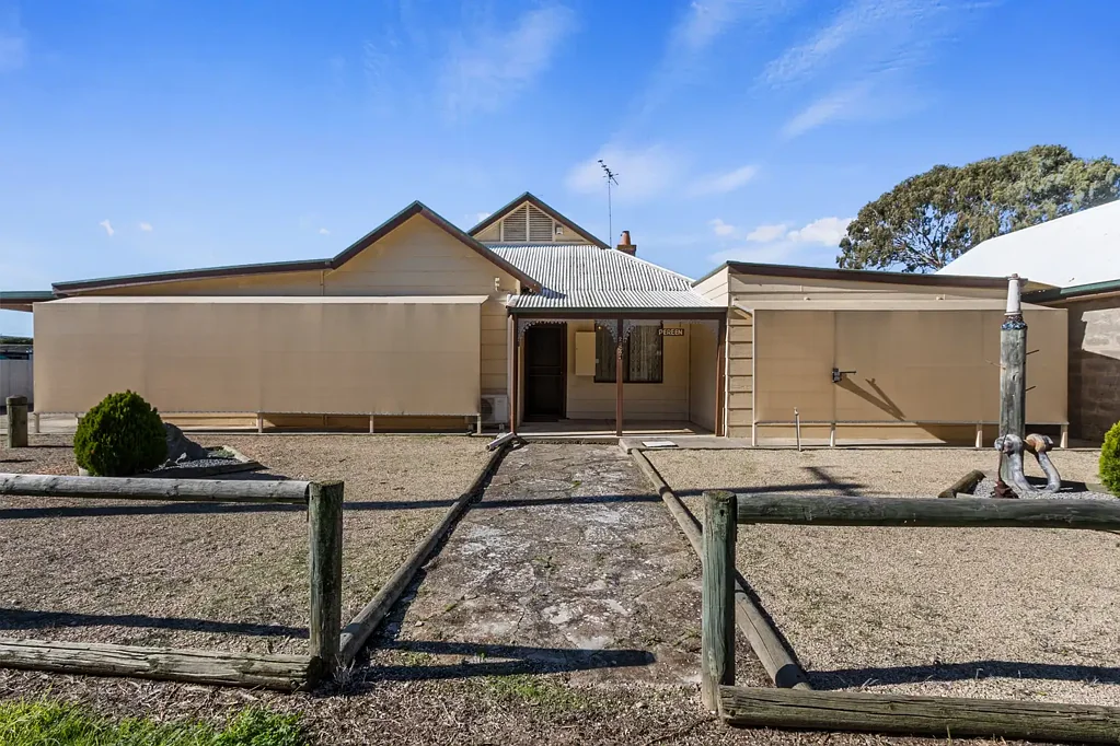 Pine Point 3Kwarto Character, Space and Shedding Just Moments from the Beach - Price Reduced