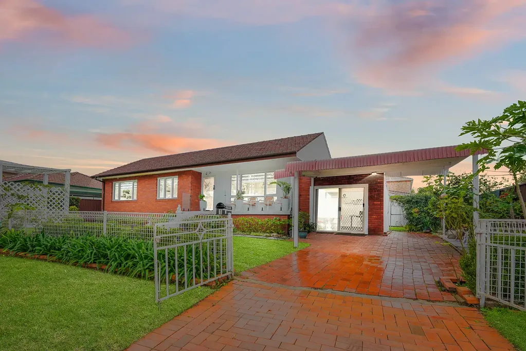 Bankstown 4ห้องนอน Remarkable opportunity in a prime lifestyle address