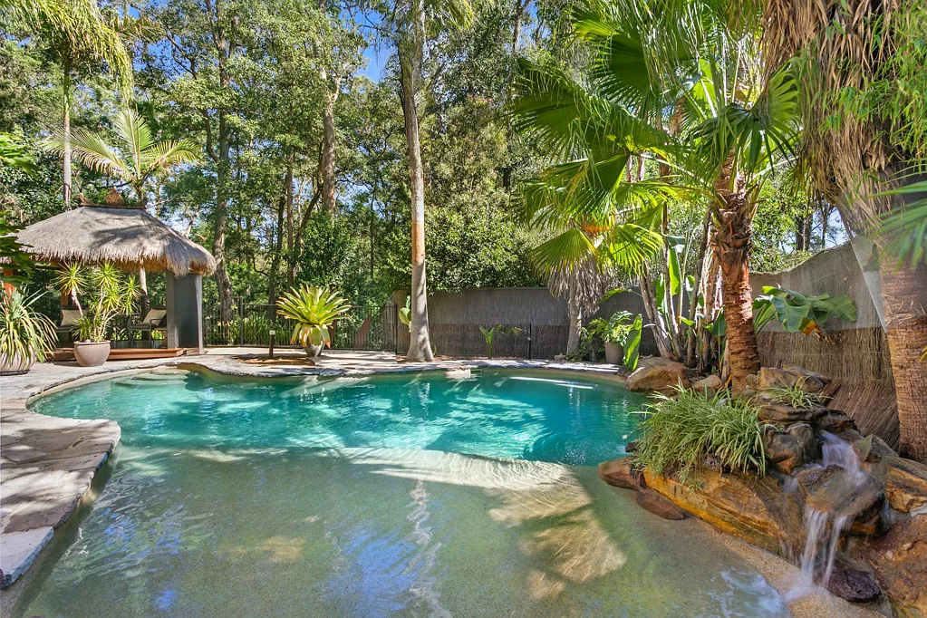 Castle Hill 5Zimmer Oversized family oasis with lavish bush backdrop