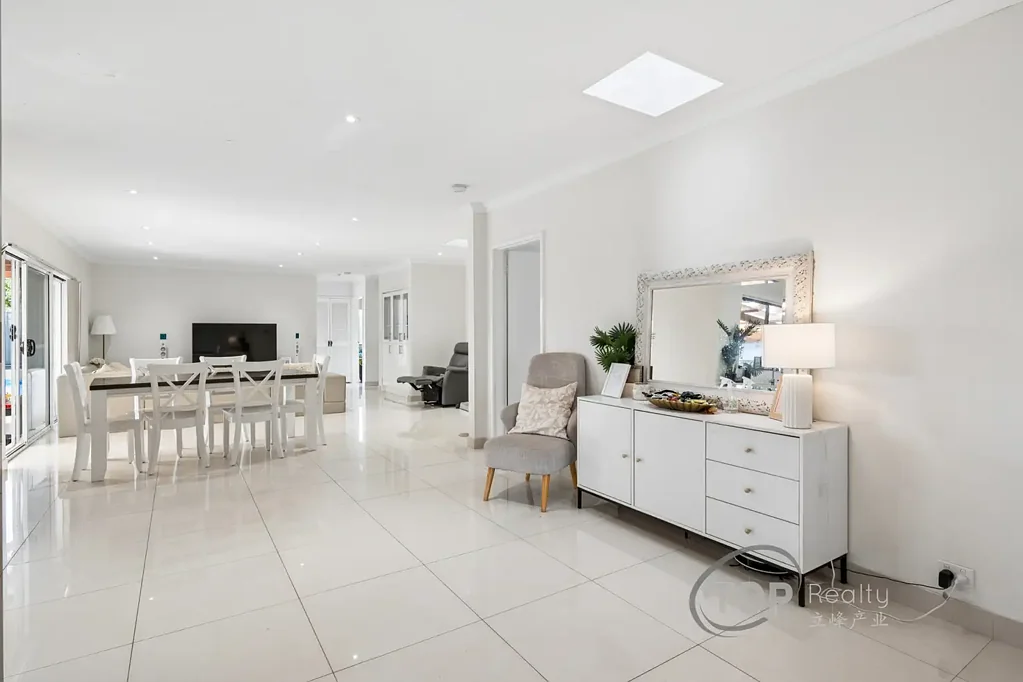 Willetton 5ਬੈੱਡਰੂਮ OUTSTANDING LOCATION CLOSE TO AMENITIES ON POTENTIALLY SUBDIVIDABLE BLOCK