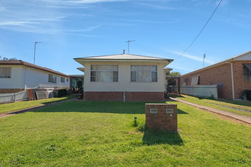 Parkes 2 Bedroom Investors Opportunity in Mitchell Street!