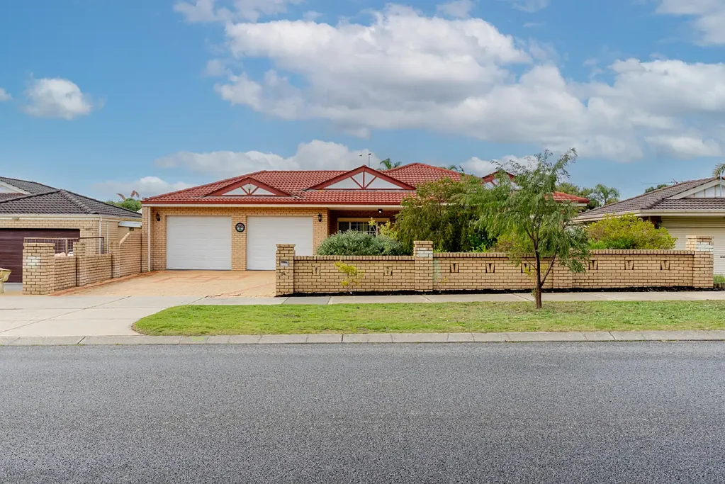 Cooloongup 4房  Stunning Character Home with Soaring Cathedral Ceilings.