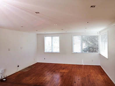 This is a Sunny 2 bedrooms and 1 bathroom property