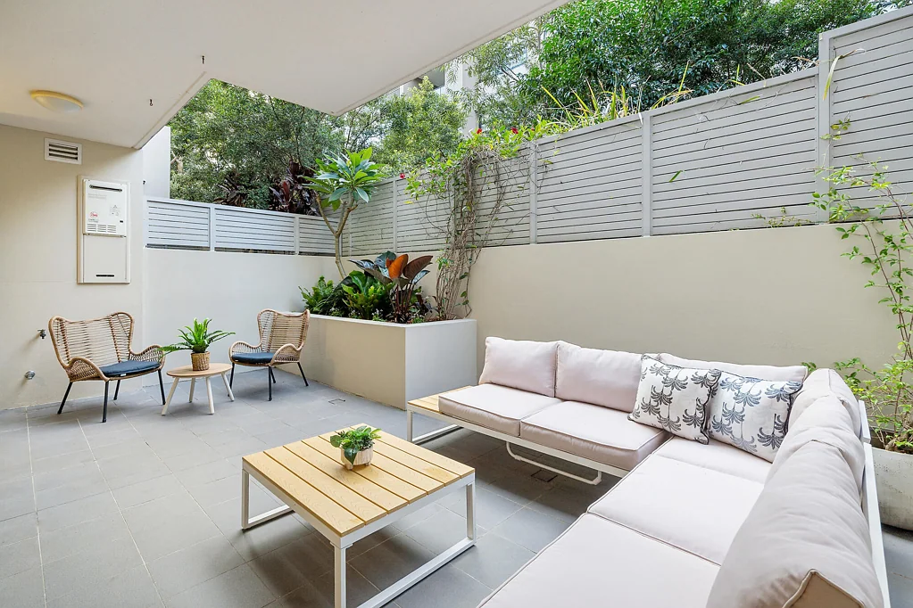 Lane Cove 1房 北向庭院公寓 宽敞空间 流畅布局 欧洲电器 全瓷砖浴室 宽板地板块 地下室停车 步行便利 Super-sized one-bedder beautifully designed for relaxing and entertaining