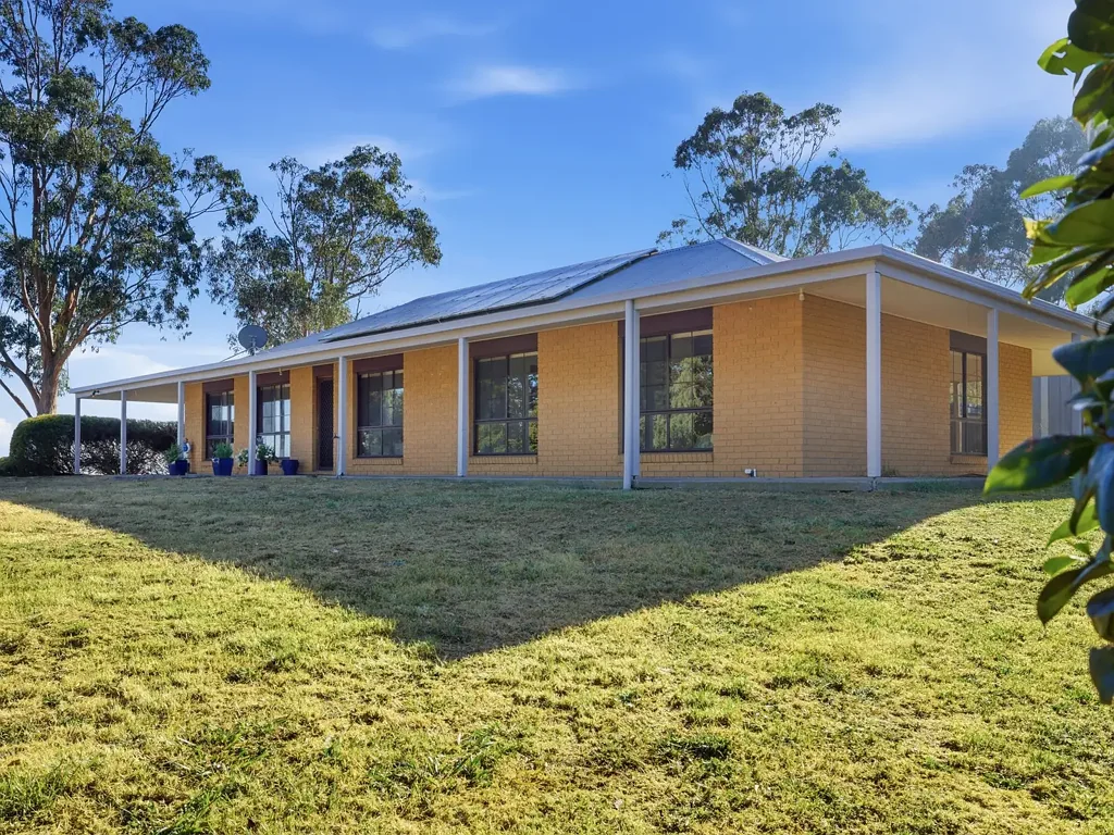 Loch  Country Lifestyle Opportunity Close to Local Township