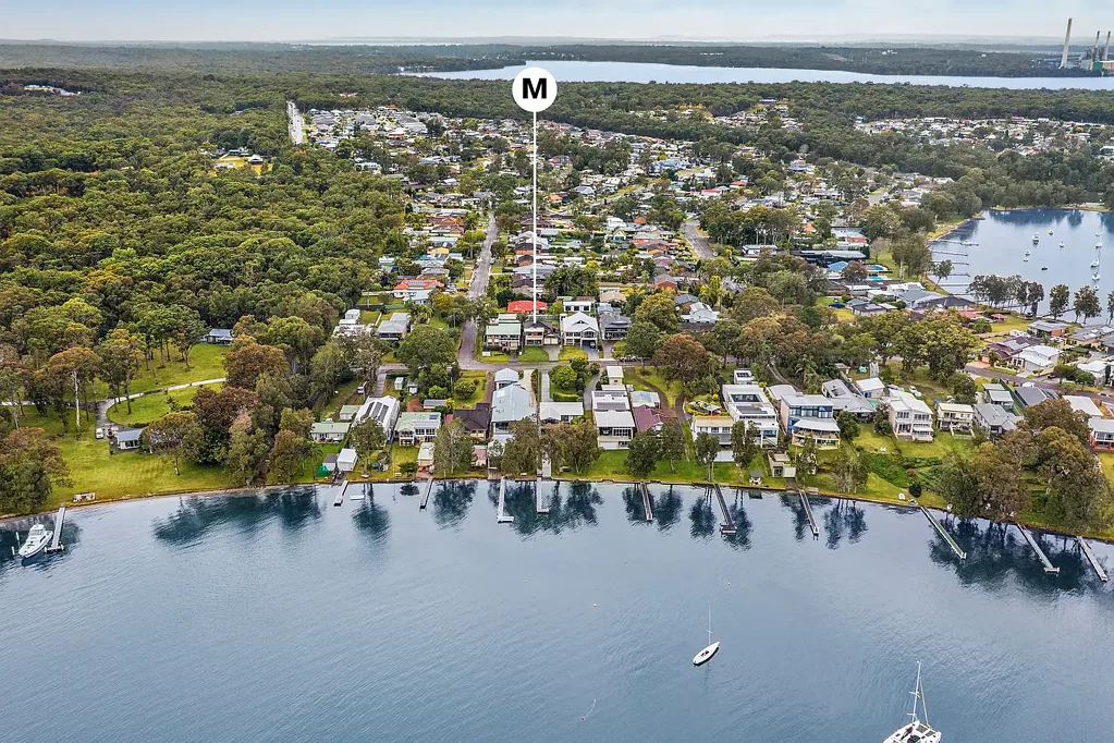 Summerland Point 4 Bedroom Unbelievable lake views from immaculate family residence
