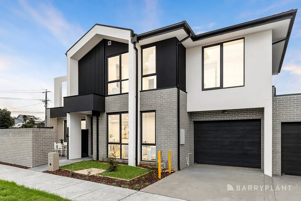 Mordialloc 4房 现代设计工艺 高度实用布局 双主卧套房配置 朝北后院采光 开放式起居用餐区 石材台面高级厨房 全屋分体冷暖 便捷步行生活圈 Sophisticated Contemporary Living in a Prime Mordialloc Locale